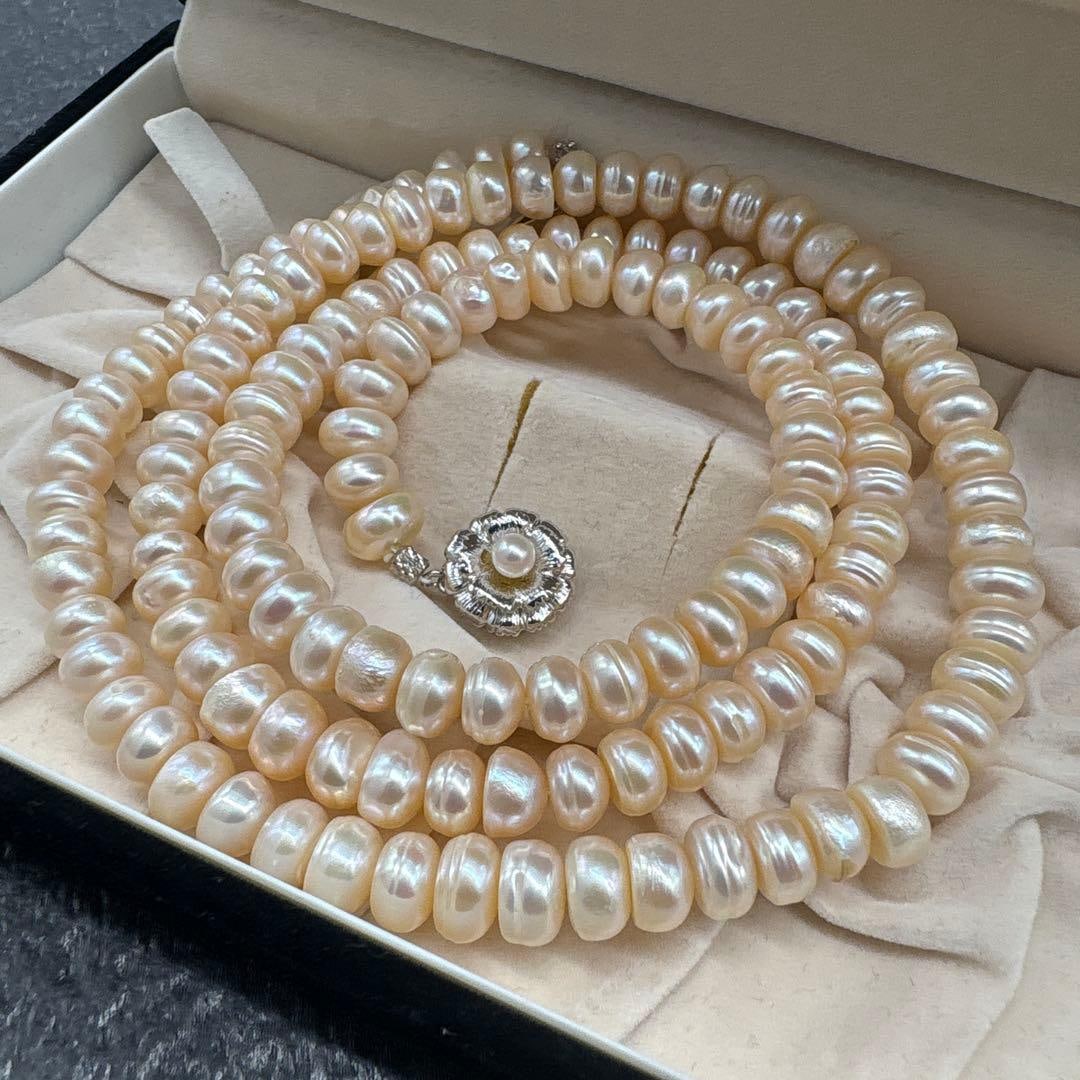 Second-hand Akoya freshwater pearl long necklace, 925 silver: (Shiny Strong) Freshwater Pearl Long Necklace, Silver Embossed, Floral Pattern Dimensions approximately 7mm, including the clasp, length around 76cm. Silver clasp with embossed mark. Due to natural pe