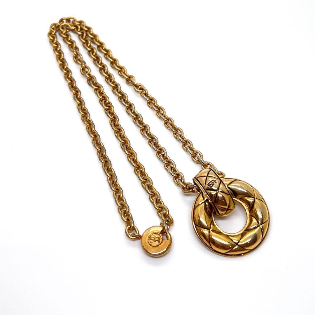 Second-hand Sonia Rykiel gold stitching round necklace SR pendant: Sonia Rykiel Gold Stitched Circular Necklace SR Pendant SONIA RYKIEL Gold Stitched Circular Necklace SR Pendant 61217 Although there is some oxidation and peeling of the plating overall, there is no m
