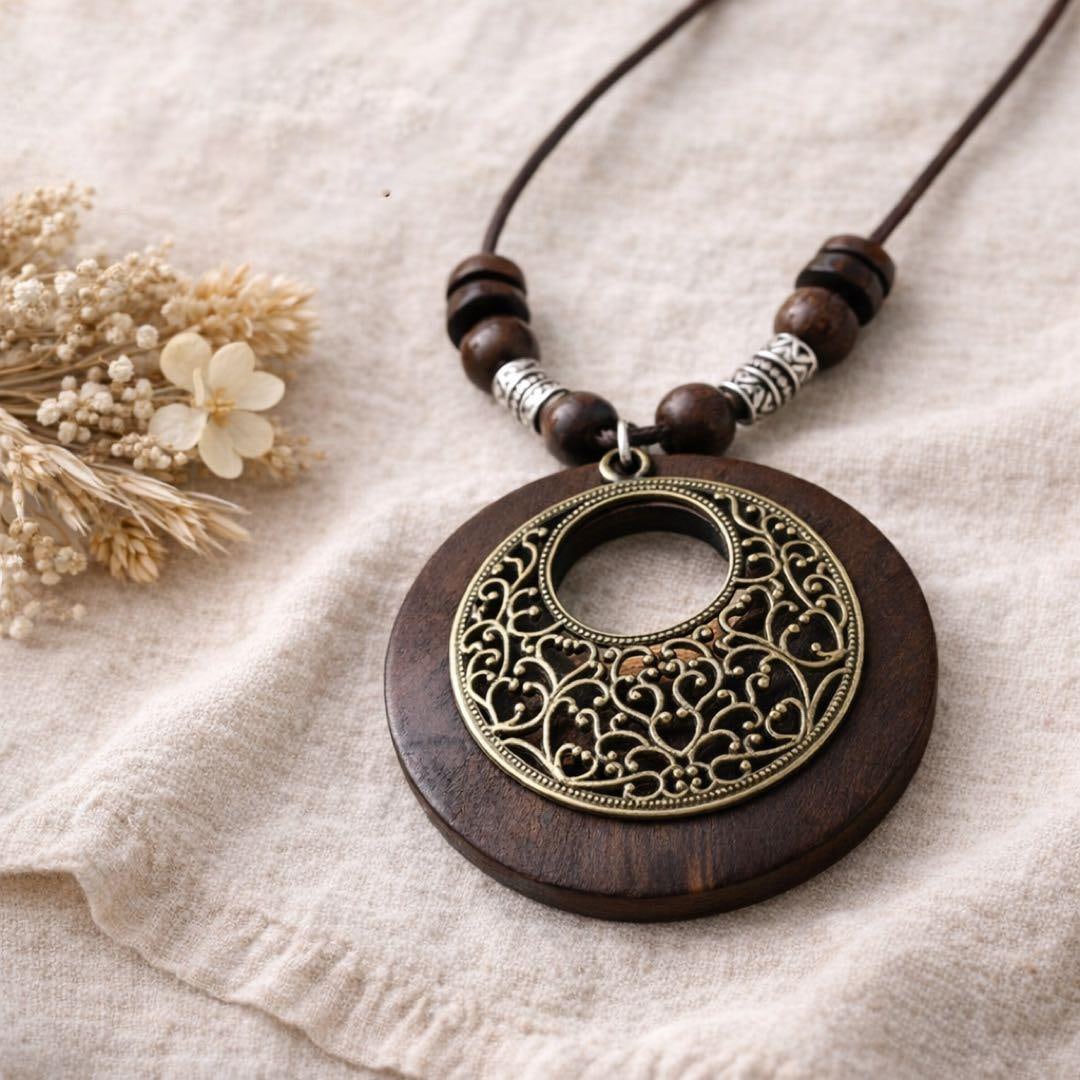 Second-hand - Brand new ethnic style wooden necklace: Brand new ethnic style wooden necklace, with wooden beads Brand new, never used Ethnic floral pattern This is a fashionable wooden necklace. The rope is adjustable (can also be cut). Wooden pendant, d