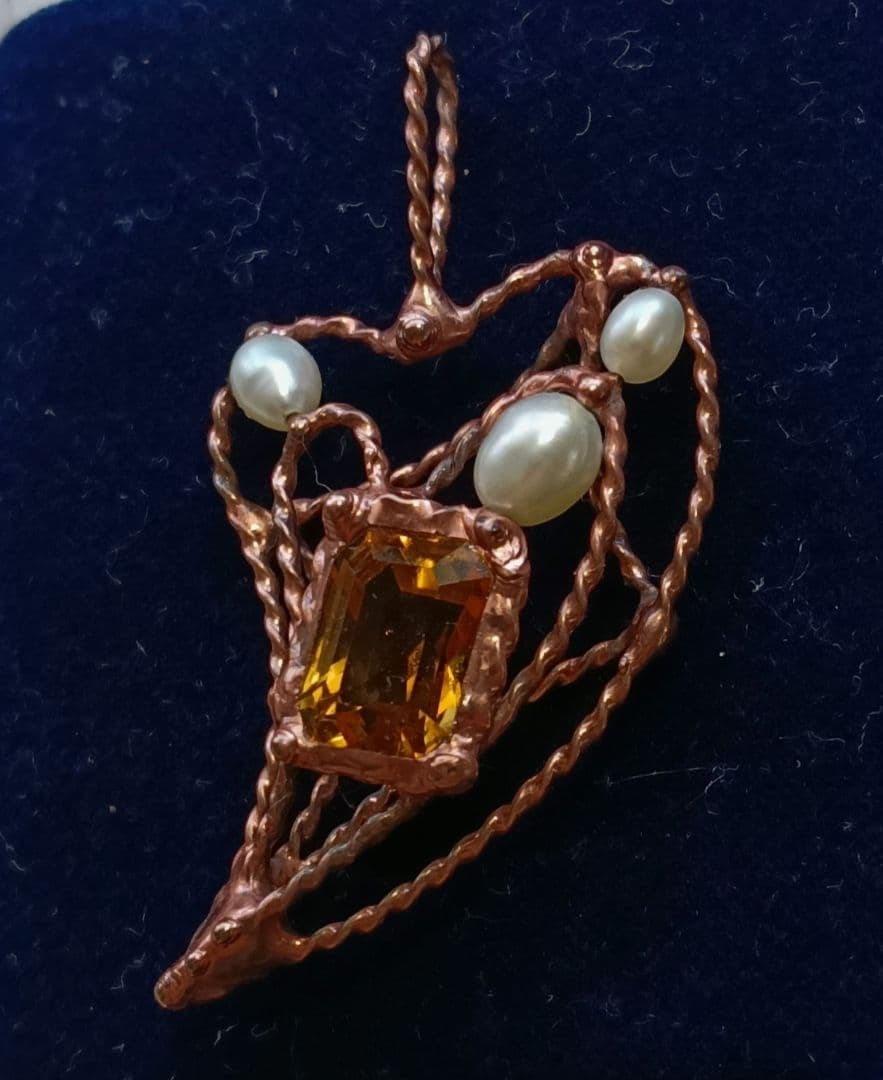 Second-hand - Yellow Crystal Freshwater Pearl Pendant: Yellow crystal freshwater pearl pendant, 4.5 grams of yellow crystal Decorative stone: Yellow crystal Number of freshwater pearls: 3 Style: Vintage Comes with a chain in the same color scheme as the p