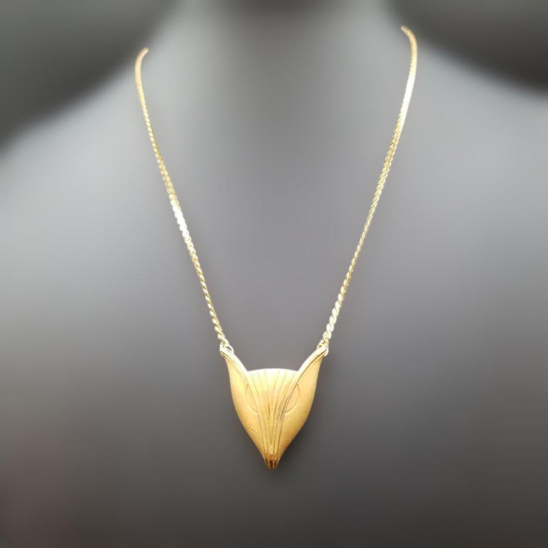 Second-hand GIVENCHY fox design necklace, vintage style: This vintage Givenchy necklace is very unique. The exquisite three-dimensional gold design elegantly adorns the neck. Even when paired with simple clothing, it can instantly elevate the overall luxuri