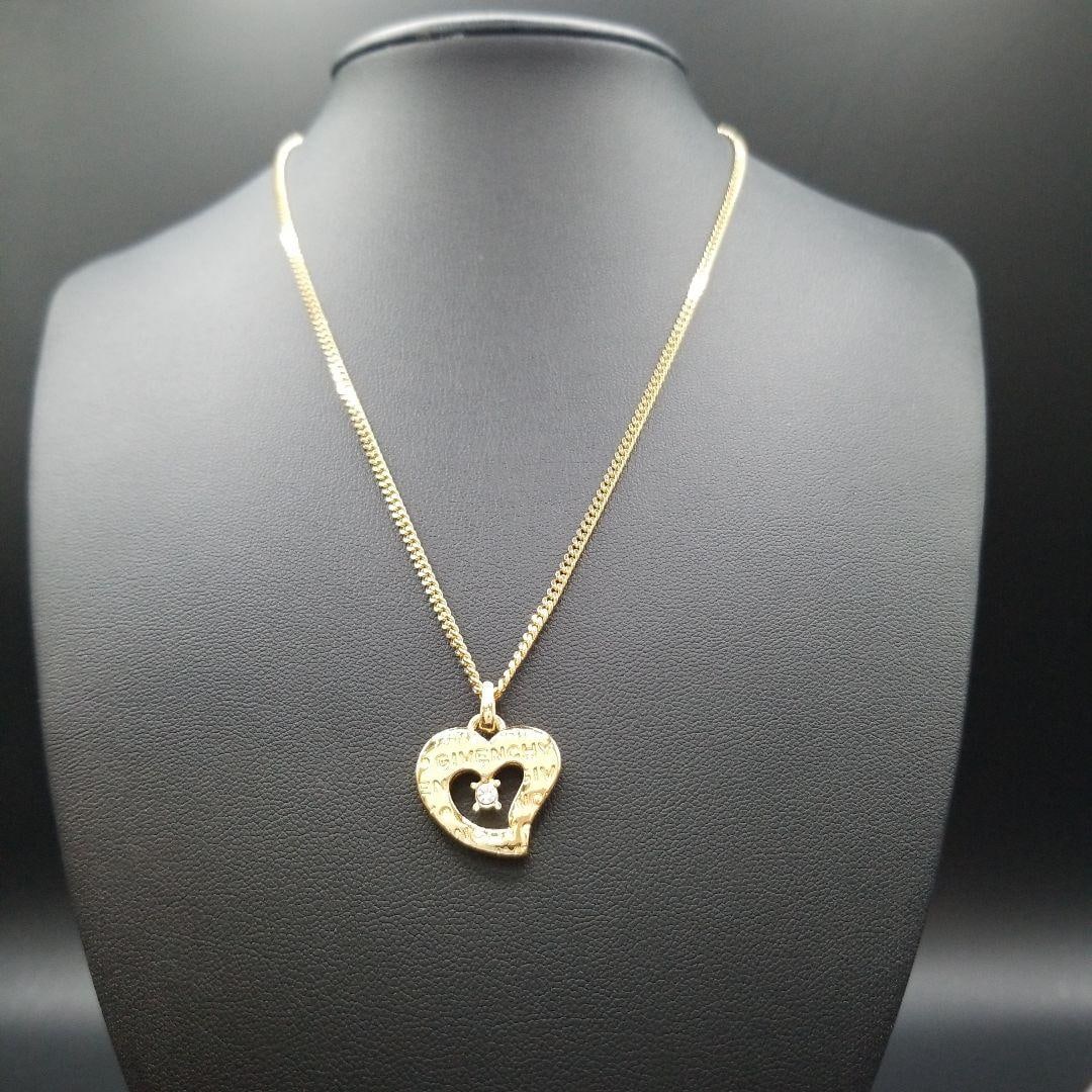 Second-hand - Givenchy heart-shaped gemstone ladies' gold necklace: This Givenchy heart-shaped necklace combines cuteness and elegance. Its charm lies in the delicate brand logo engraving, heart-shaped design, and a gemstone embellishment. The subtly sparkling design 