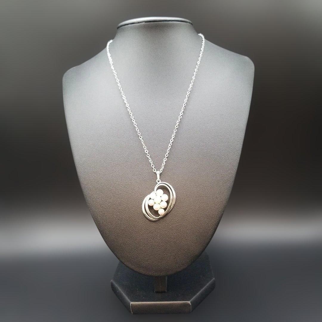 Second-hand - Mikimoto grape design pearl necklace, 8 pearls: This Mikimoto pearl necklace shines with an elegant luster, sure to attract everyone's attention. The beautiful pearls are the iconic element of Mikimoto, adding a touch of brightness to your neckline