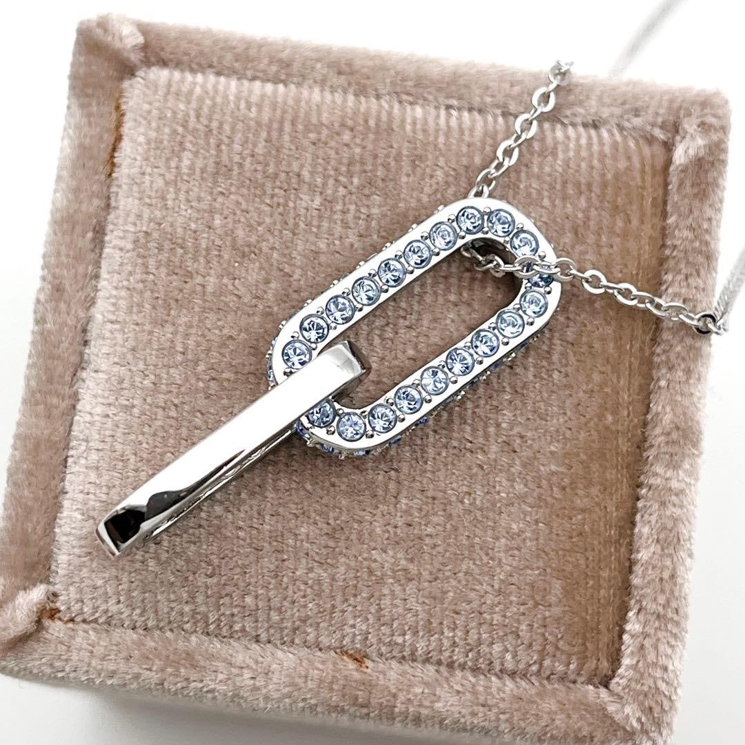 Second-hand - Swarovski necklace, sparkling chain, light blue silver: Swarovski Chain Necklace, Shiny Chain, Light Blue Crystal PavE, Silver This piece features a chain theme with delicate light blue crystals, creating an elegant and refined design. Accessories: None Ac