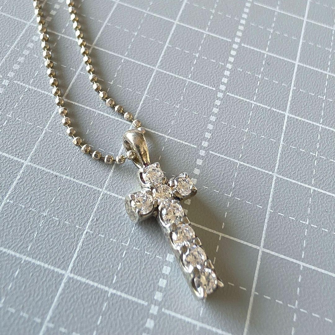 Second-hand - MISTY cross necklace, SV925 silver: This is a cross necklace from the popular brand "MISTY," available at department stores such as Isetan. This delicate and elegant design features a small cross adorned with numerous gemstones. It is p