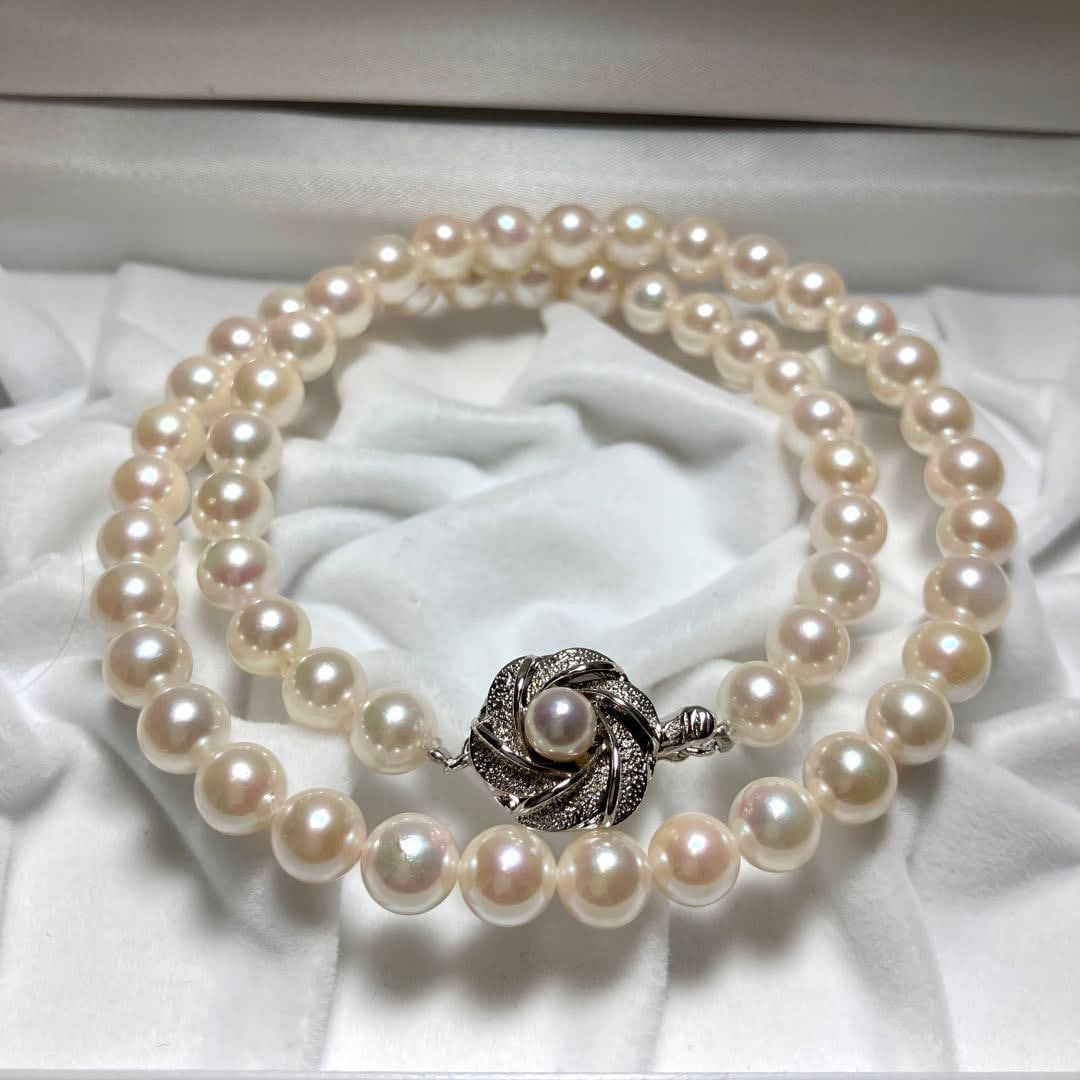 Second-hand - Akoya pearl necklace, 7.0-7.5 mm: This is a necklace made of Akoya cultured pearls, bathed in soft lighting. The delicate pink iridescence is so beautiful. It gives a sense of delicacy, blending perfectly with the skin tone. Comfortab