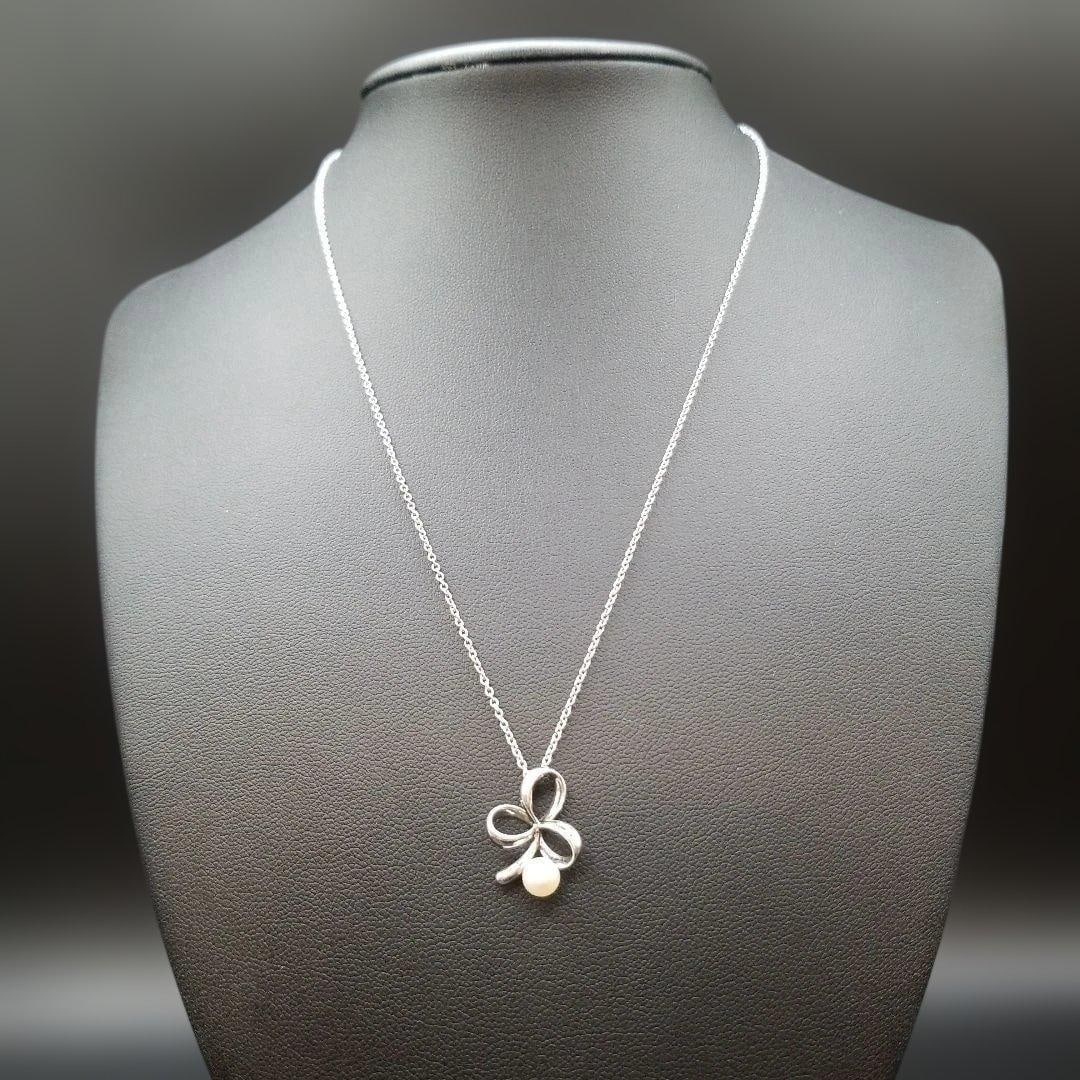 Second-hand TASAKI pearl four-leaf clover silver necklace: This TASAKI pearl necklace exudes an elegant luster. The delicate four-leaf clover design and beautiful pearls embellish the neck, adding a touch of luxury. Even when paired with simple clothing, it c