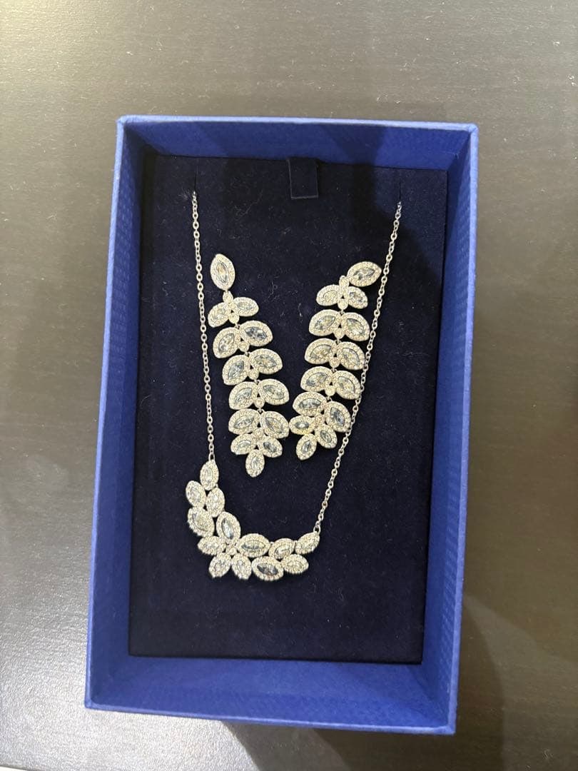 Second-hand - Swarovski Baron Necklace Earring Set, Leaf Pattern: Swarovski Baron All-in-One Set This necklace and earring set is from Swarovski's "Baron" collection, exceptionally elegant and charming. The jewelry features an exquisite leaf pattern design, adorned 