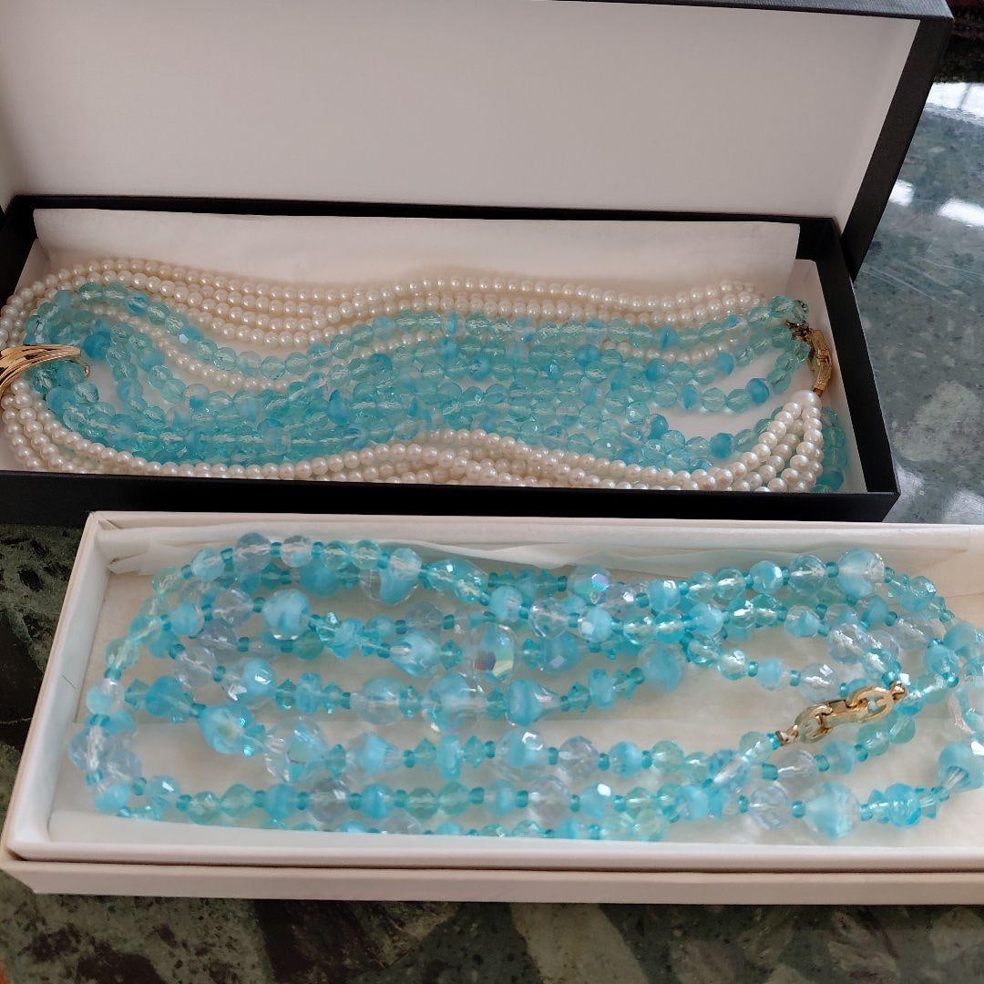 Second-hand - Rare Givenchy Necklaces (2 pieces): Givenchy light blue beaded necklace and pearls Long and medium length Set of two This refreshing necklace is perfect for summer. Color: Light blue Material: Beads, pearls Style: Long necklace Design: 