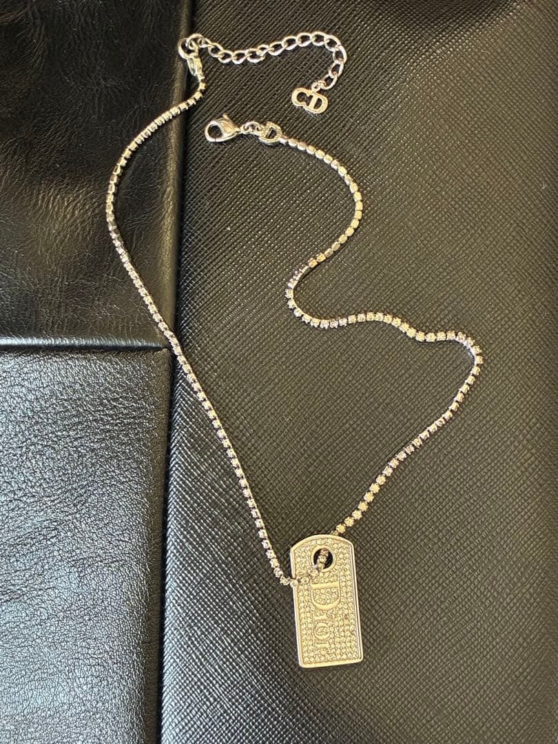 Second-hand Christian Dior Diamond-Encrusted Logo Pendant Necklace: Bought about 25 years ago. It's almost like new, but because it's an old item, I list it as having some minor scratches.