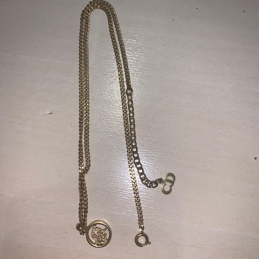 Second-hand Christian Dior Dior Gold Disc Necklace: This is a Dior necklace. Featuring the CD logo. With engraving Fastening is normal This is a second-hand item with slight scratches. No accessories included This design is unisex.