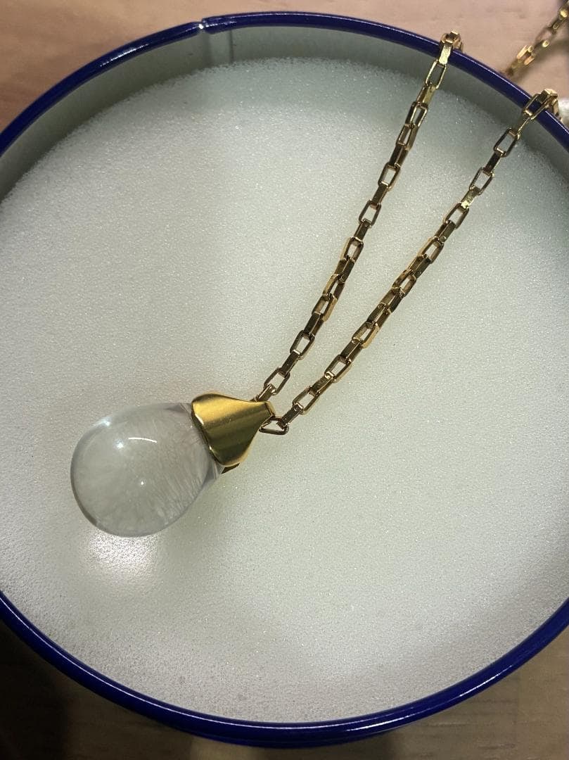Second hand - IENA Caline Paris glass gold necklace: This is a necklace from Caline Paris. Purchased at IENA. Size: One size (F) Top dimensions: 2.5 cm (height) x 1.4 cm (width) Chain length: approximately 47 cm Color: Gold Material: Brass, glass