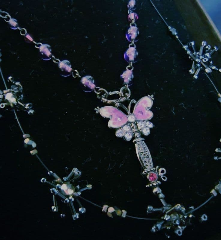 Second-hand - Key-shaped necklace + Chain necklace [ANNA SUI]: This set of necklaces includes two pieces: a key-shaped necklace and a necklace adorned with star-shaped beads (not sold separately). The key-shaped necklace is double-sided, with an exquisite