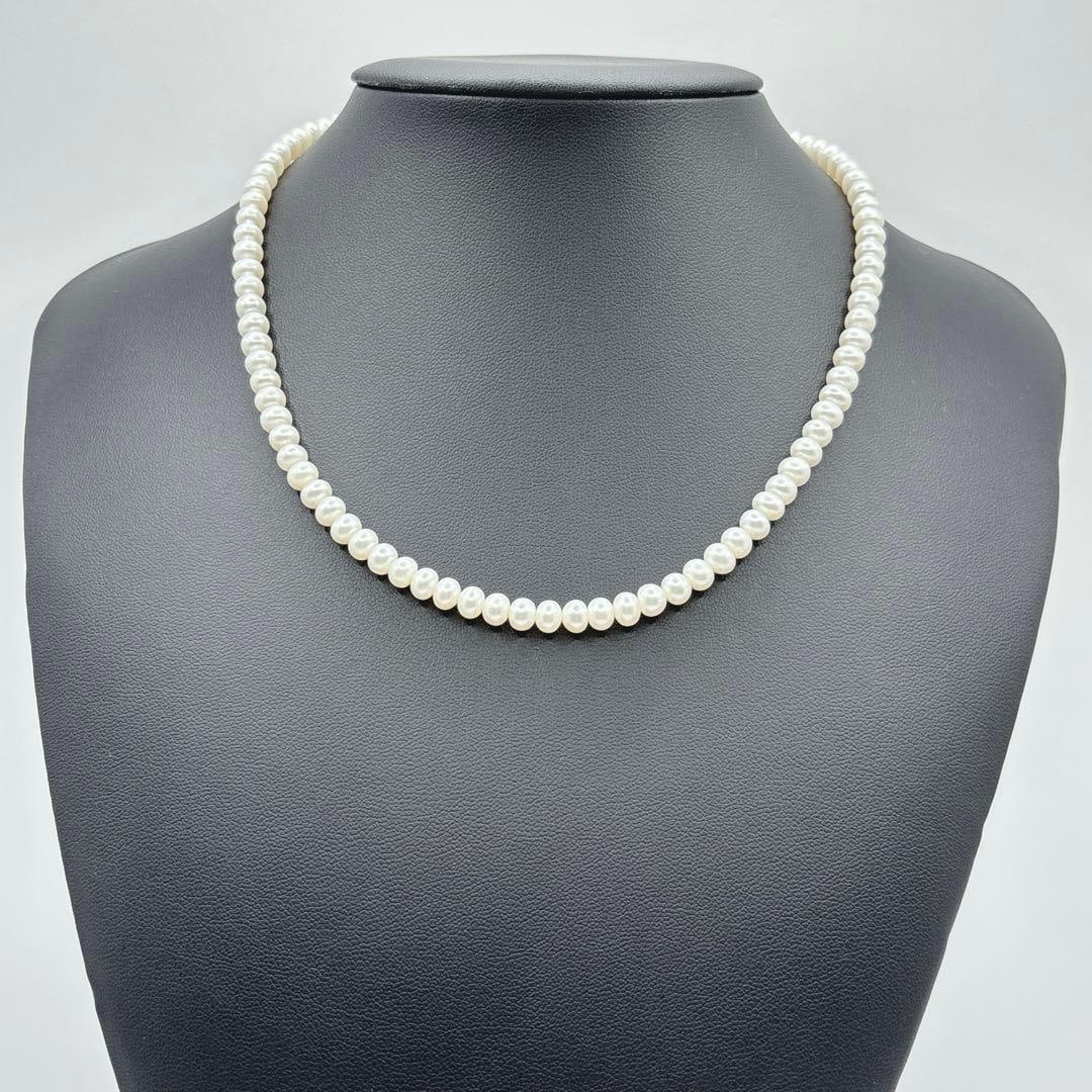 Second-hand - Natural pearl necklace, 5.5 mm, 42 cm: This is a superbly lustrous genuine pearl necklace. This piece of jewelry is elegantly sized, with pearls approximately 5.5mm in diameter, making it convenient to wear for both formal occasions and