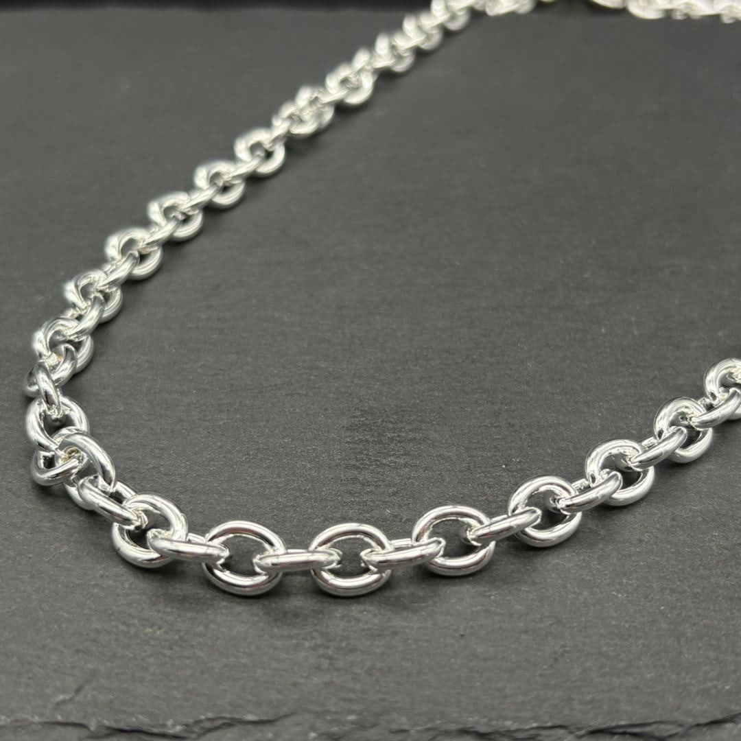 Second-hand - Vintage 925 Sterling Silver Necklace, Cuban link style, simple design: This is a minimalist designed silver necklace. Due to its design that naturally fits the hand shape without unnecessary decorations, it easily blends into your everyday outfits. If you want to create