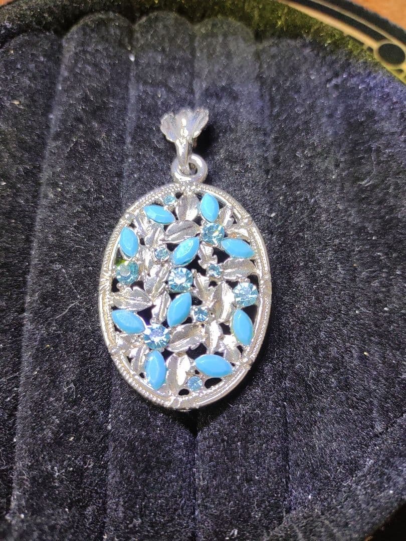 Second-hand - Turquoise Pendant Necklace: Necklace with turquoise pendant, weighing 14.1 grams.
