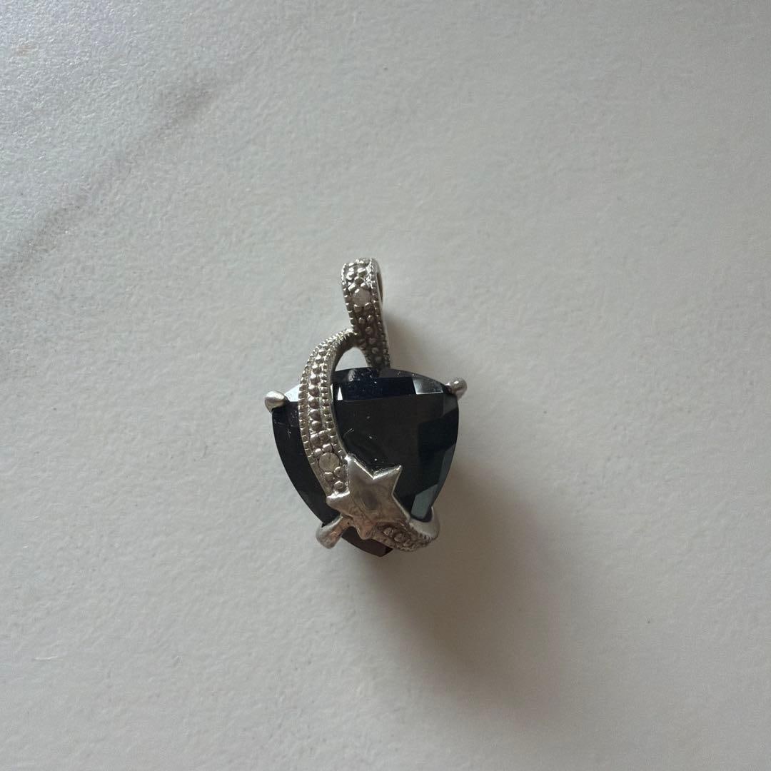 Second hand - Gauze agate pendant with stars at the top.: Agate pendant with star embellishment on top Color: Black Dimensions Agate: 1.5 cm in length Overall height: 2.5 cm Width at the widest point: 1.5 cm