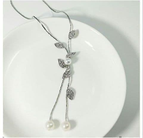 Second-hand - Women's necklace pendant, long style, pearl-like crystal clear, leaf-shaped: This necklace is adorned with exquisite leaf-shaped decorations and pearl-like embellishments. This design is versatile and suitable for various occasions, especially formal events. The elongated hem