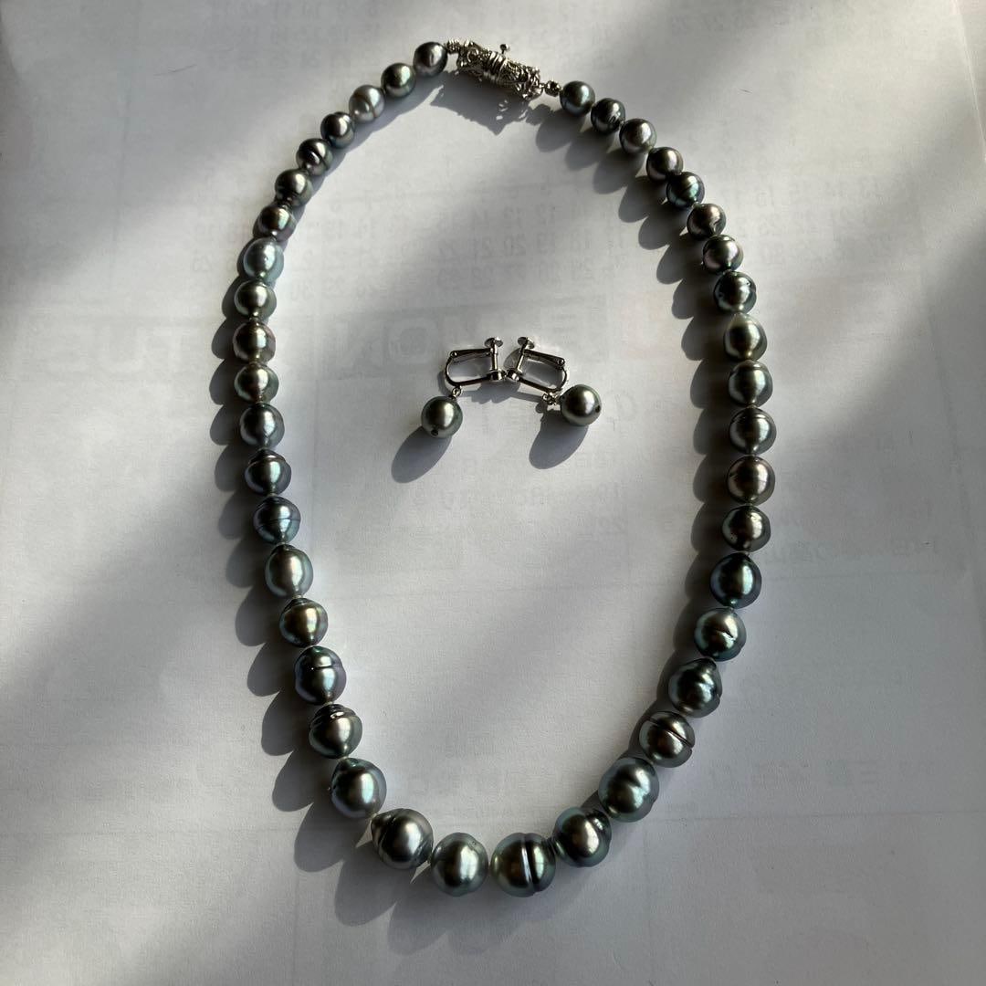 Second hand - Gray pearl necklace and earring set: Grey pearl necklace and earring set with decorative clasp. Type: Necklace Material: Pearl Color: Grey Type: Earrings Material: Pearl Color: Grey Clasp: Decorative clasp