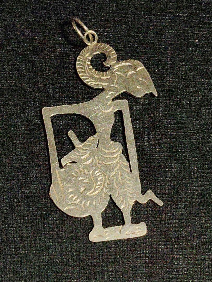 Second hand - one silver sheep pendant.: A sheep-shaped metal pendant; its main attraction lies in its unique design. - Design: Metal pendant in the shape of a sheep. Material: Sterling silver, unmarked Size: Approximately 5.5 cm x 3.5 cm