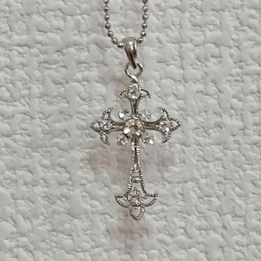 Second hand - Cross necklace: Yah's Cross Pendant Design: Cross pendant Material: Silver metal Overall style: Elegant and classic design