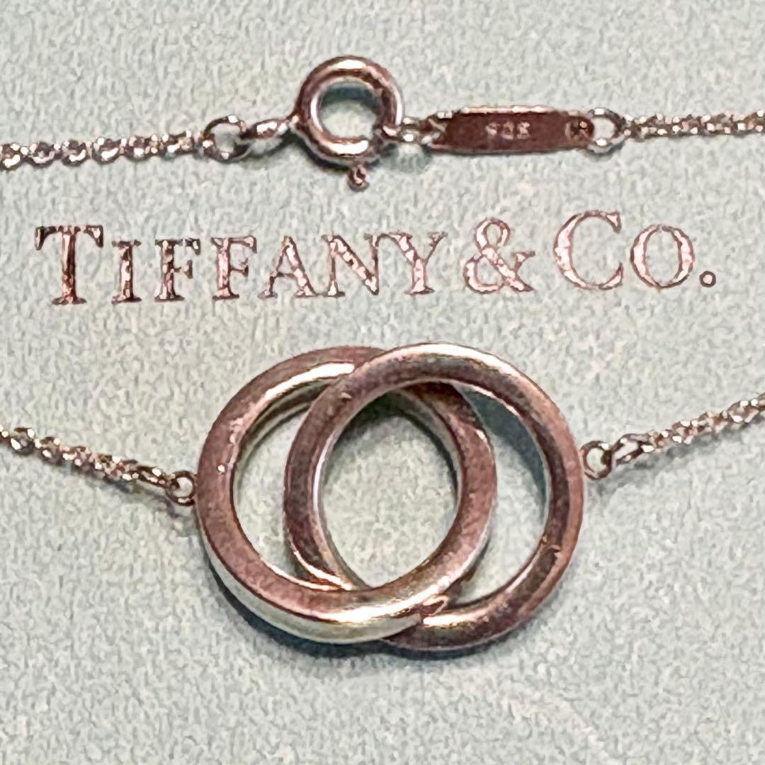 Second-hand - Tiffany & Co. 1837 Interlocking Necklace 925 Silver: This is a linked necklace from Tiffany & Co. The design features two intertwined circles, simple yet eye-catching. It is a perfect choice for both everyday wear and special occasions. [Brand] Tiffany