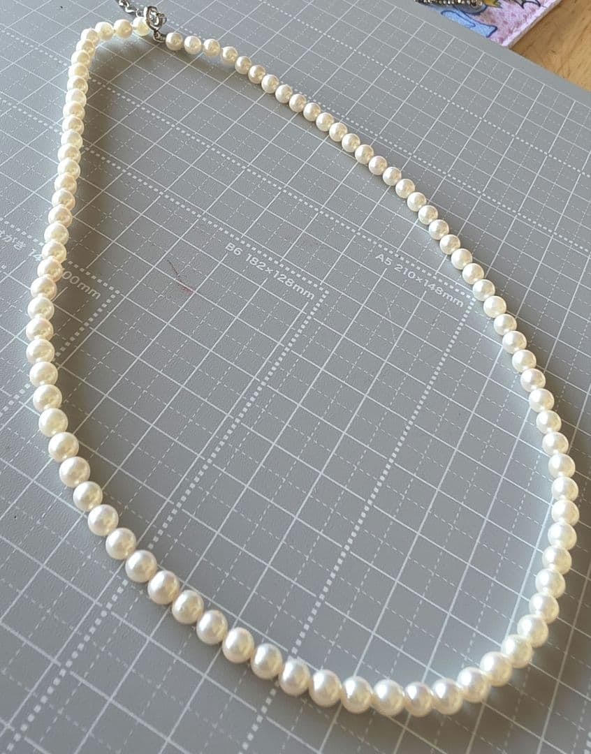 Second-hand - 5mm perfect round natural pearl necklace, made of pure silver.: The clasp is engraved with the word "STERLING," proving that it is made of 925 sterling silver, with quality evident in every detail. Details Bead size: approximately 5mm Bead shape: perfectly round T