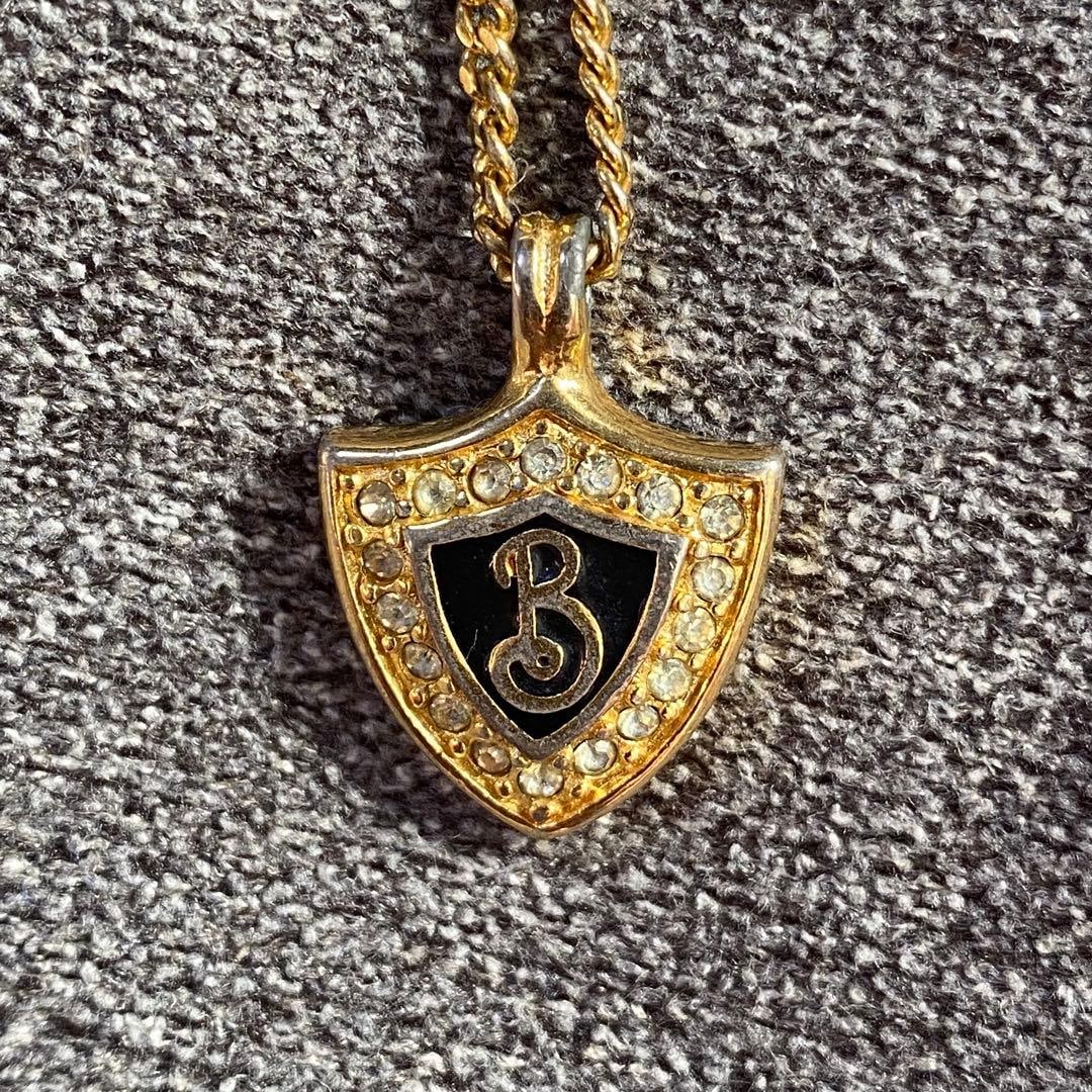 Second hand - Bvlgari necklace: This is a Burberry necklace. There is peeling and discoloration on the surface coating.