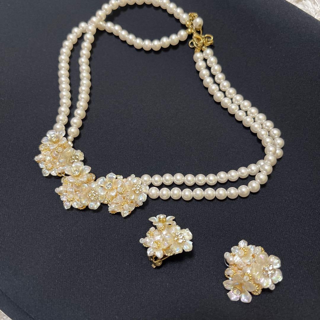 Second-hand - White pearl bead necklace and earring set, with floral design.: White pearl bead necklace and earring set, with floral design.