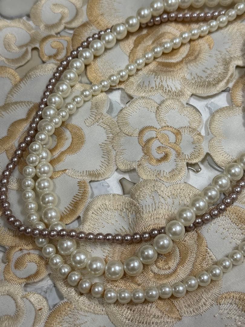 Second hand - three-strand pearl necklace: This three-strand necklace is made of white and brown pearls, with a simple and elegant design. Colors: White, Brown Material: Pearls, non-natural pearls Style: Three-strand necklace Design: Simple,