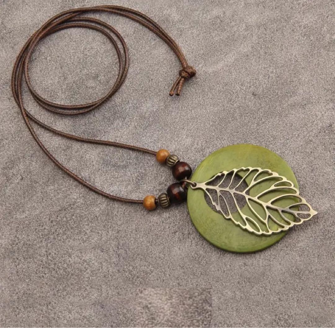 Second-hand - brand new wooden necklace, ethnic style pendant: Fashion Ethnic Style This is a wooden necklace. The rope is adjustable. Dimensions Wooden pendant, diameter approximately 6 cm. Leaf length: approximately 7 cm Width (widest point): 3.5 cm Rope