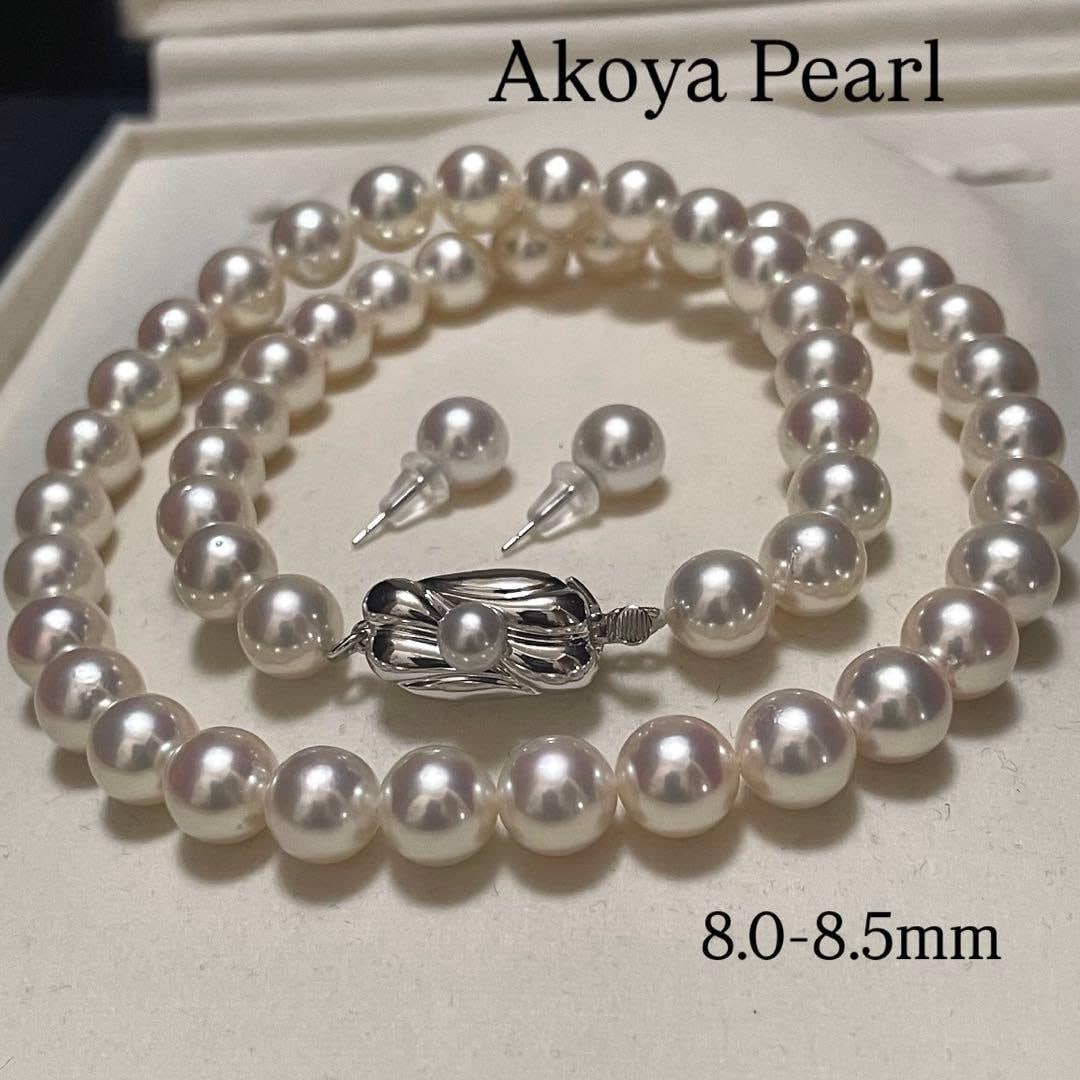 Second-hand - 8.5mm Akoya Pearl Necklace and Earring Set: [Product Description] Akoya Pearl Necklace Clasp with silver emblem Dimensions Pearl diameter: approximately 8.0-8.5 mm Length: approximately 43.5 cm (including metal components) Total weight: approxi
