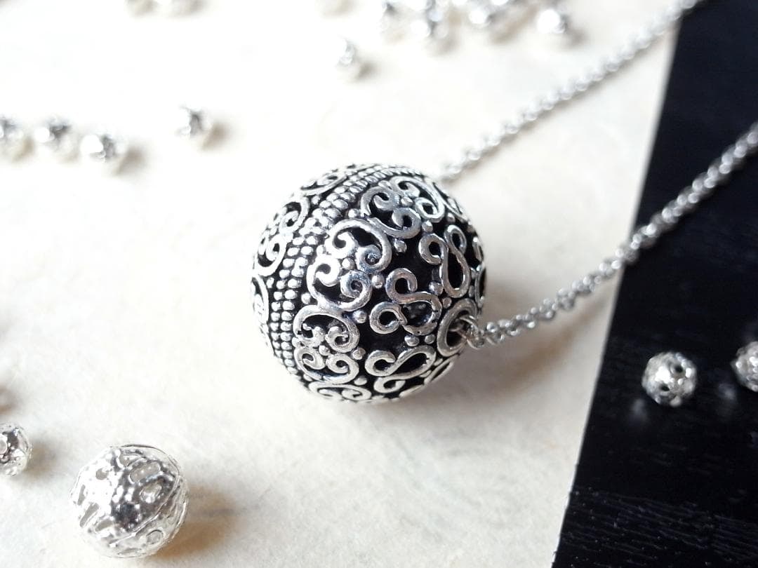 Second-hand - silver necklace, decorated with antique craftsmanship and Asian-style hollow beads.: Material: Metal Metal accessory color: Antique silver (plated) Maximum bead size: Approximately 18 millimeters in diameter (±1 millimeter) Chain length: 50 centimeters + 5 centimeters adjustable chai