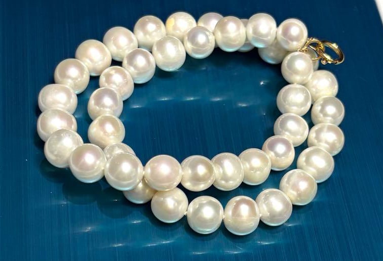 Second hand - Pearl necklace, large size, 18K gold, 46 cm long, pearl size 11.1 mm - 11.8 mm.: Pearl necklace, large size, 18K gold, 46 cm long, pearl size 11.1 mm - 11.8 mm. Weight: 73 grams