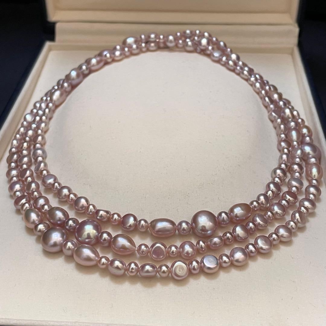 Second-hand - Three-strand designer long necklace, pink pearls, 4.0-9.5mm: Triple strand designer necklace, pink pearls, 4.0-9.5mm Dimensions Pearl diameter: approximately 4.0-9.5mm Length: approximately 122.0 cm (including metal components) Total weight: approximately 54.2