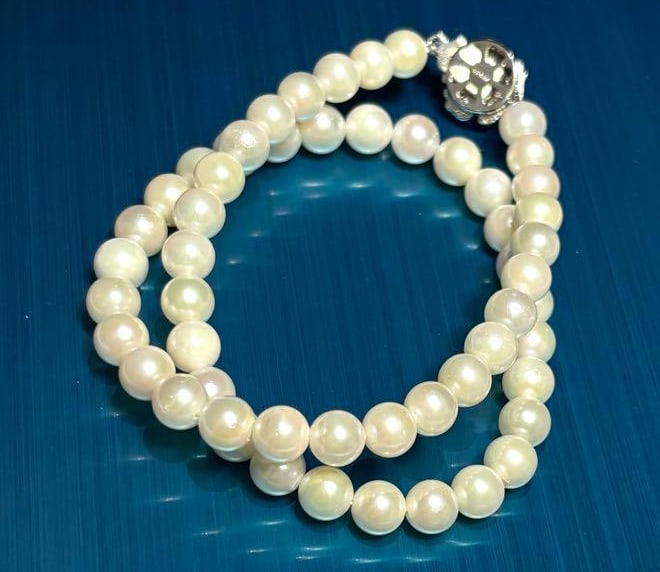 Second-hand - Akoya Pearl Necklace: Akoya Pearl Necklace, Dimensions Length: 42 cm Size: 7.6 mm - 7.8 mm Weight: 36 grams Color: White Accessories: None