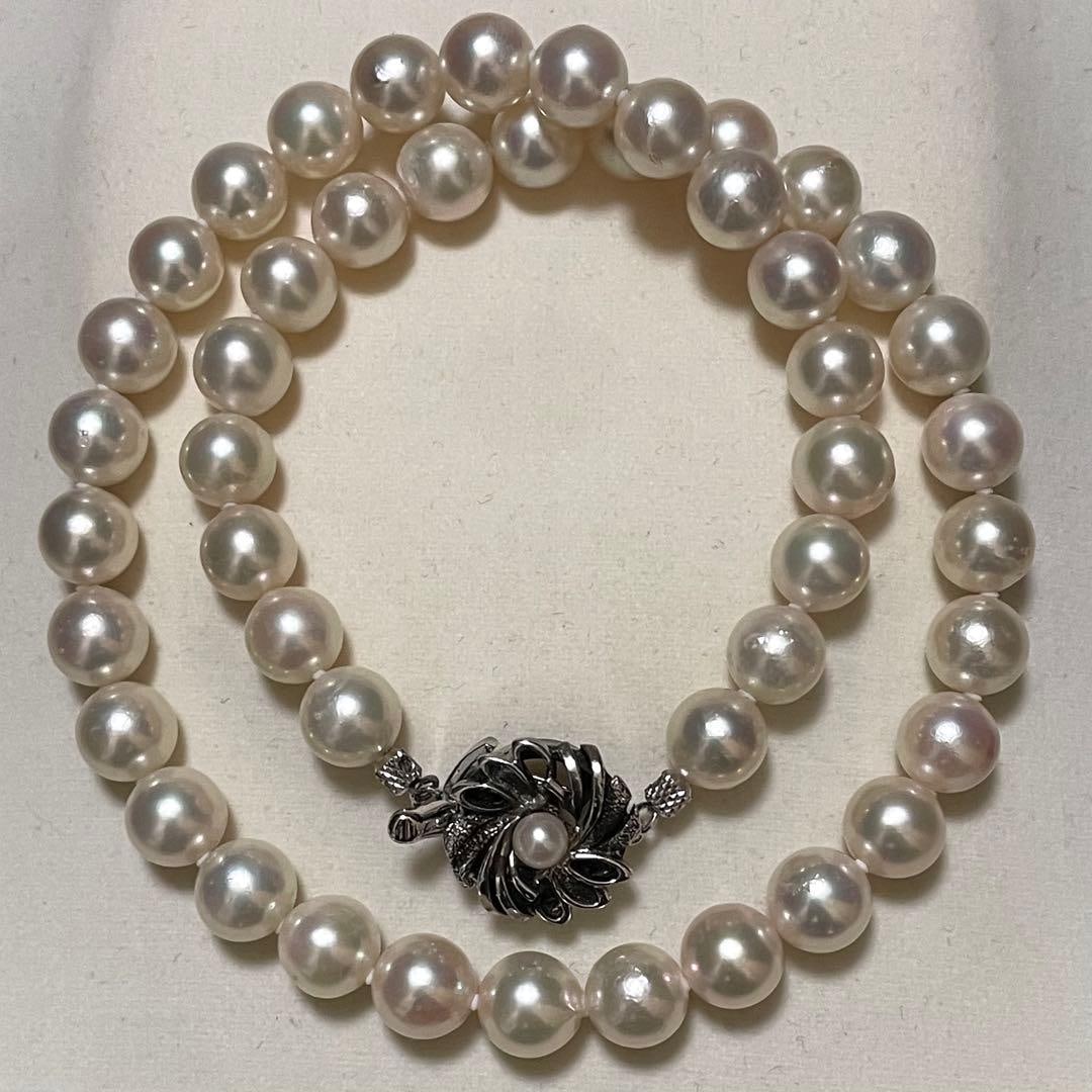 Second hand - Akoya pearl necklace: Akoya Pearl Necklace Dimensions Pearl diameter: approximately 8.5-9.0 mm Length: approximately 43.5 cm (including metal components) Total weight: approximately 48.2 grams Material Akoya pearls/silver