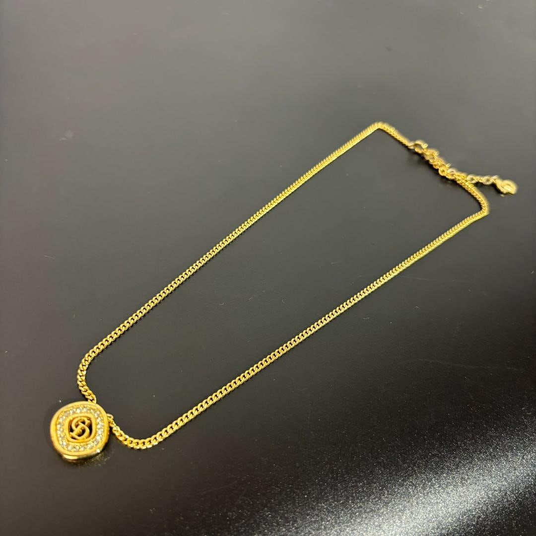 Second-hand Christian Dior necklace, adorned with CD logo.: Brand Christian Dior Item Necklace Color: Gold Size Total length approximately 43 cm approximately 1.5 cm x 1.5 cm Condition No visible damage.