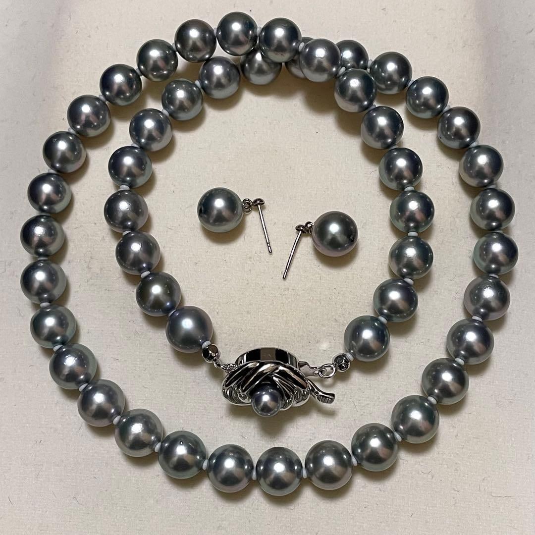 Second-hand Akoya Pearl 8.5 cm Necklace and Earring Set, Grey Pearls: Akoya Pearl 8.5 cm Necklace and Earring Set, Gray Pearls Dimensions Pearl Diameter: Approximately 8.0-8.5 mm Length: Approximately 44.0 cm (including metal components) Total Weight: Approximately 43.9