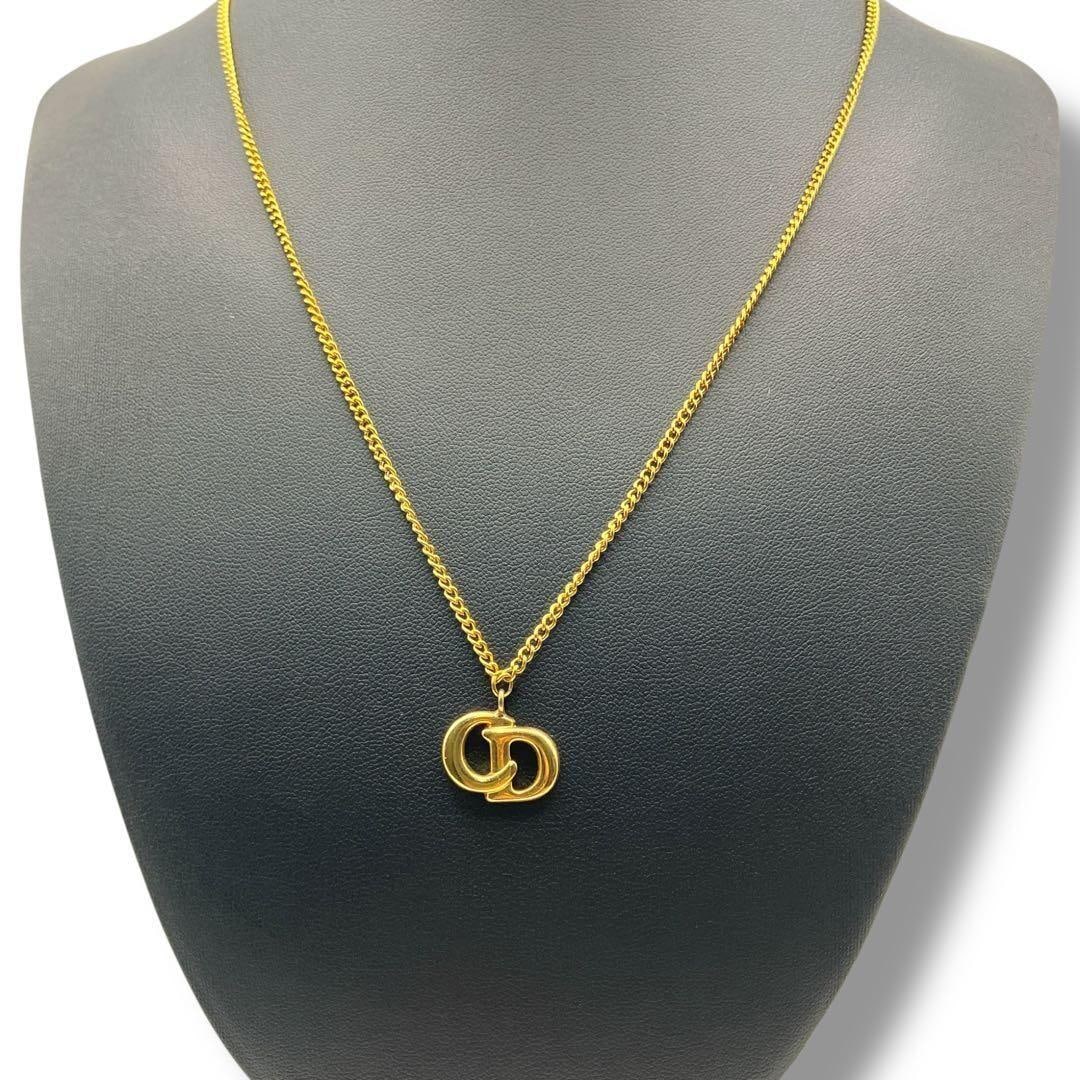 Second-hand - Dior Vintage Gold CD Logo Necklace: Brand Genuine (authenticity verified) Christian Dior Product Necklace, pendant Material/Color: Gold - New aftermarket chain Accessories: None Unisex Size Top dimensions: 1.5 cm (height) x 1.8 cm (widt