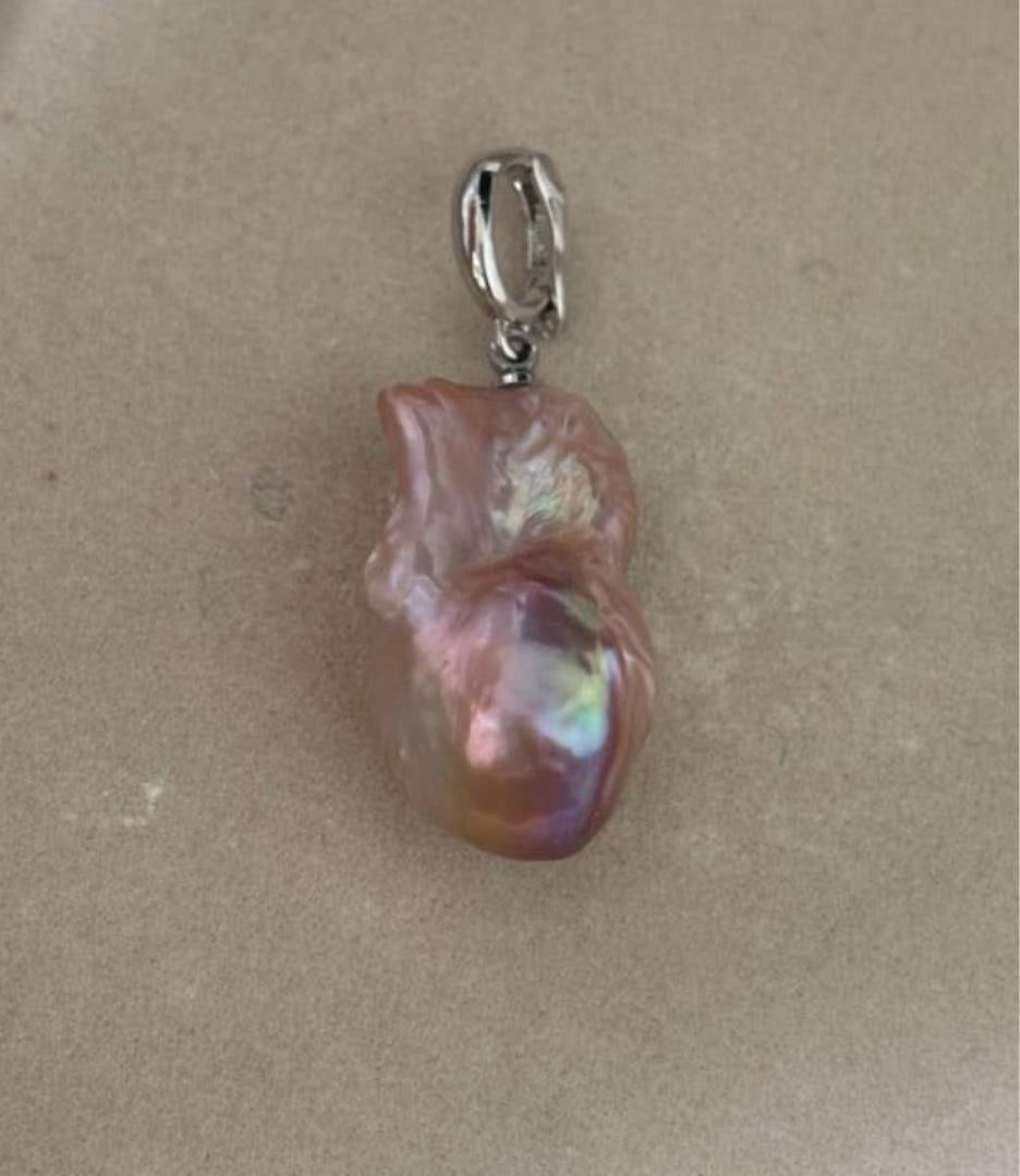 Second hand - Baroque pearl freshwater pearl pink Baroque pearl pendant pendant only: This is a pendant set with a beautiful, lustrous pink Baroque pearl. It has a striking appearance, elongated in shape, and will exhibit a shimmering effect similar to the aurora under different angles