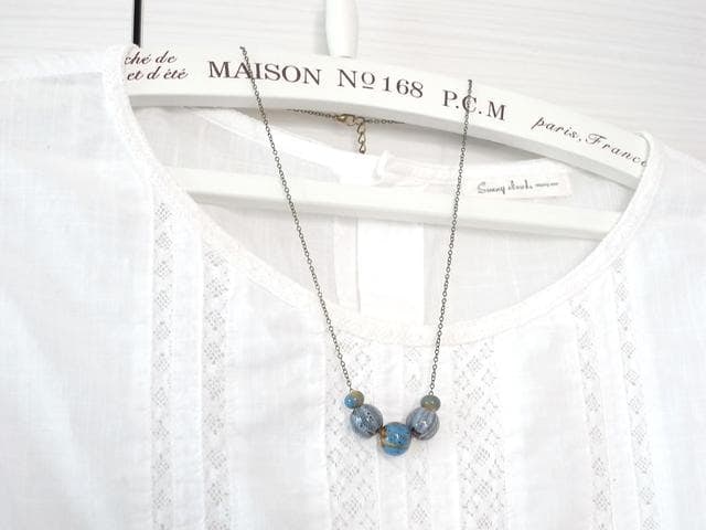 Second-hand - necklace made of blue ceramic beads: A necklace made of ceramic beads. These beads have cute striped patterns, resembling pumpkins. Materials: Ceramic, Metal Hardware color: Antique brass color Chain length: 45 cm + 5 cm extension chain 