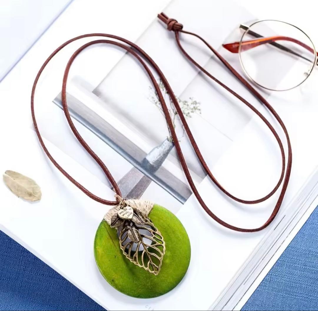 Second-hand - brand new wooden necklace, ethnic style, long length, green leaf design: This long necklace exudes a charming natural vibe. The eye-catching design combines black wooden accents with antique metal components and hemp rope. It is perfect as a statement piece for minimalist 