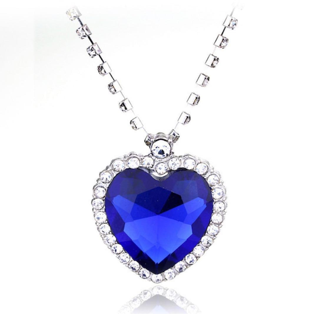 Second hand - Ocean Blue Heart-shaped Necklace Titanic: Ocean Blue Heart-shaped Necklace Titanic "Dimensions" Chain length: 45 cm Pendant dimensions: 3.5 cm in height, 3.3 cm in width, 1.5 cm in thickness Product Description This is a replica of the ocean 