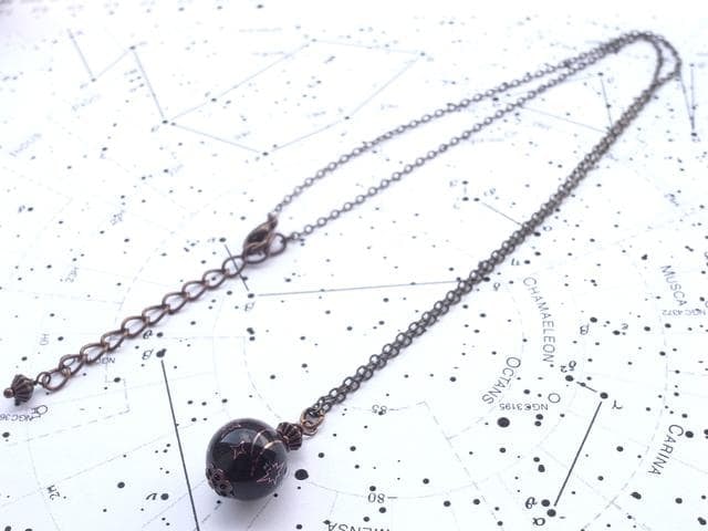 Second-hand - necklace made of ceramic beads in the shape of a crescent moon and stars.: Necklace made of ceramic beads in the shape of crescent moons and stars, in a vintage style. Materials: Ceramic, metal Hardware color: Antique brass Chain length: 45 cm + 5 cm extension chain Main bea