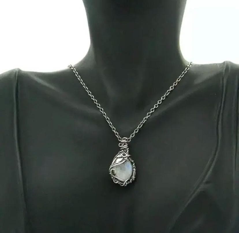 Second-hand - silver necklace, set with blue moonstone: Silver necklace, inlaid with blue moonstone Brand new, unused [Product Description] This is a luxurious silver necklace It has a special coating that makes it waterproof and sweatproof. It has a stron