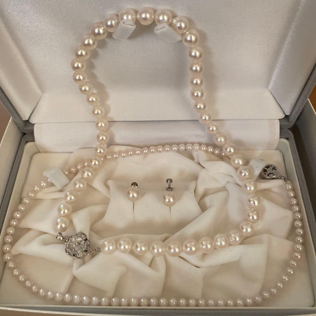 Second hand - Akoya pearl necklace and earring set: Akoya pearl necklace and earring set, size 8.00-8.50 millimeters, with silver clasps. Gemstone type: Akoya pearl Size: N: 8.00–8.50 millimeters Accessory: Earrings Material: Silver