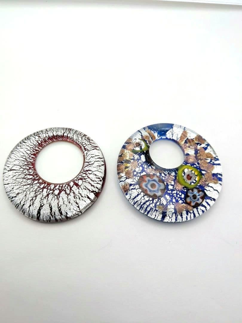 Second-hand - glass beads, dragonfly pattern, 52mm (round), 2 pieces per set: Large Patterned Glass 1 set - 2 pieces Shape - Round with an outer diameter of approximately 52mm Front - Floral pattern in silver tone Back - Blue Front - Silver vertical stripe pattern Back - Red Th
