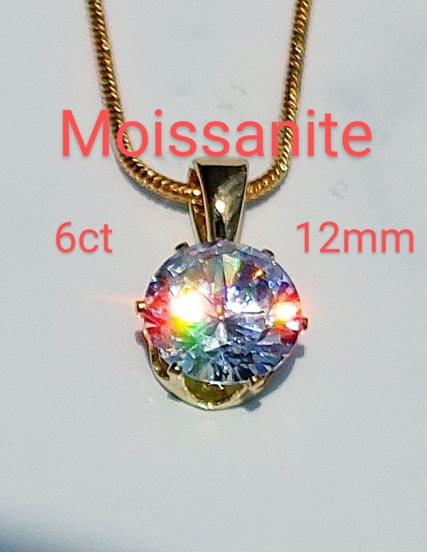Second-hand - 6 carat 12mm moissanite and synthetic diamond 24K gold necklace: 6 carat 12mm moissanite and synthetic diamond 24K gold necklace (C109) This gorgeous and fashionable piece of jewelry is mesmerizing, shining with dazzling brilliance and emitting a rainbow-like splen