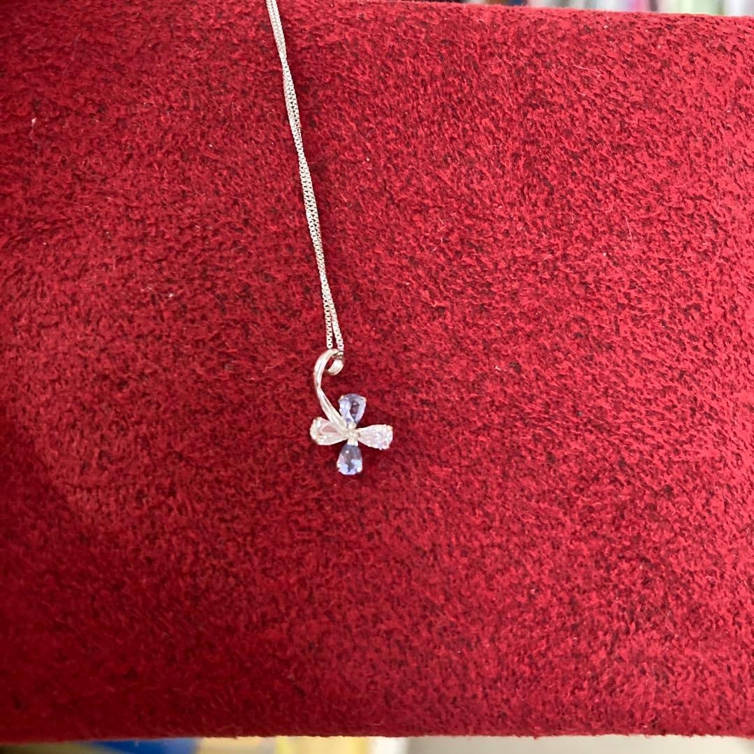 Second-hand K14WG necklace, chain length 40 centimeters.: K14WG necklace, chain length 40 centimeters Length Approximately 40 centimeters [Material] K14WG Color: Silver Design Floral (no engraving) I think it looks very pretty. There is a small inscription o